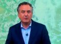 Presentador meteorológico en plató advirtiendo de un cambio drástico del tiempo en Andalucía, con mapa atmosférico de fondo