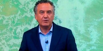 Presentador meteorológico en plató advirtiendo de un cambio drástico del tiempo en Andalucía, con mapa atmosférico de fondo