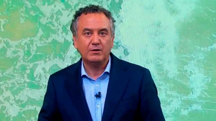 Presentador meteorológico en plató advirtiendo de un cambio drástico del tiempo en Andalucía, con mapa atmosférico de fondo
