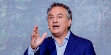 Roberto Brasero informa sobre chubascos y fuertes vientos previstos en Andalucía el 15 de mayo de 2025