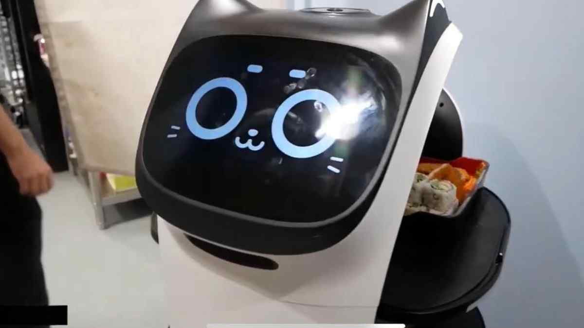 Un restaurante contrata a un robot por 400 euros mensuales.