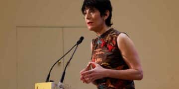 Elma Saiz explicando la bonificación de hasta 3 años de cotización por cuidado de hijos o familiares