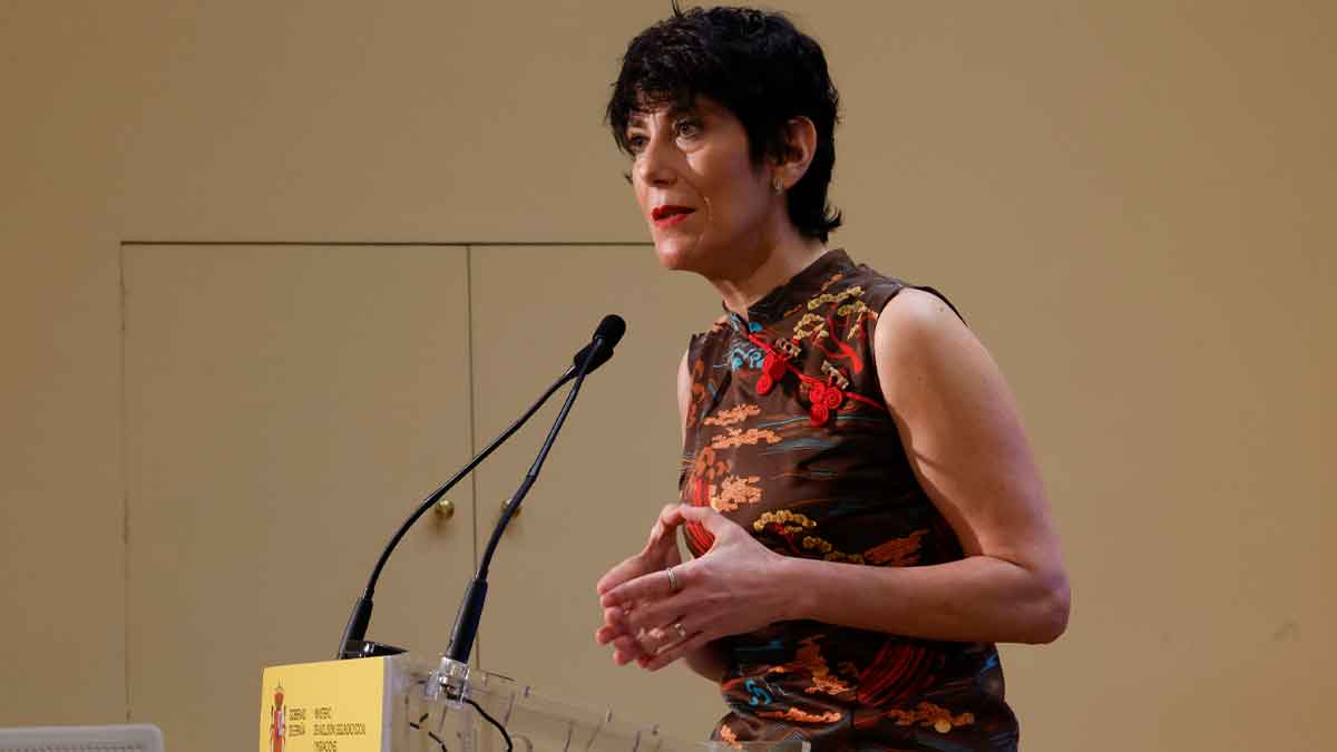 Elma Saiz explicando la bonificación de hasta 3 años de cotización por cuidado de hijos o familiares