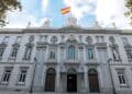 Fachada del Tribunal Supremo de España con la bandera nacional, protagonista de la sentencia 457/2025 sobre donaciones en vida y legítima hereditaria