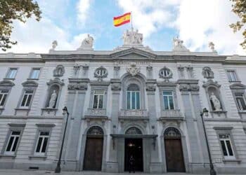Fachada del Tribunal Supremo de España con la bandera nacional, protagonista de la sentencia 457/2025 sobre donaciones en vida y legítima hereditaria