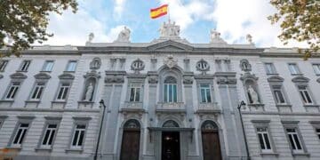 Fachada del Tribunal Supremo de España con la bandera nacional, protagonista de la sentencia 457/2025 sobre donaciones en vida y legítima hereditaria