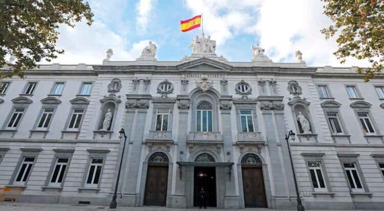 Fachada del Tribunal Supremo de España con la bandera nacional, protagonista de la sentencia 457/2025 sobre donaciones en vida y legítima hereditaria