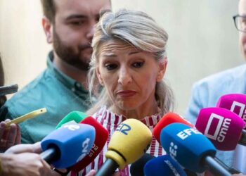 Responsable de Trabajo atiende a la prensa, rodeada de micrófonos, para explicar con el SEPE la compatibilidad del paro y el Ingreso Mínimo Vital