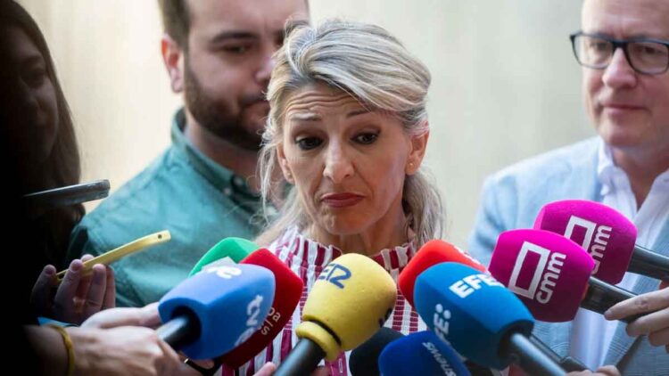 Responsable de Trabajo atiende a la prensa, rodeada de micrófonos, para explicar con el SEPE la compatibilidad del paro y el Ingreso Mínimo Vital