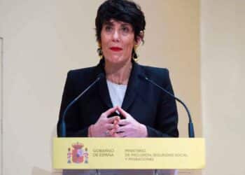 Asesora del SEPE explicando en rueda de prensa las trabas de los autónomos para acceder al subsidio para mayores de 52 años