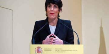 Asesora del SEPE explicando en rueda de prensa las trabas de los autónomos para acceder al subsidio para mayores de 52 años