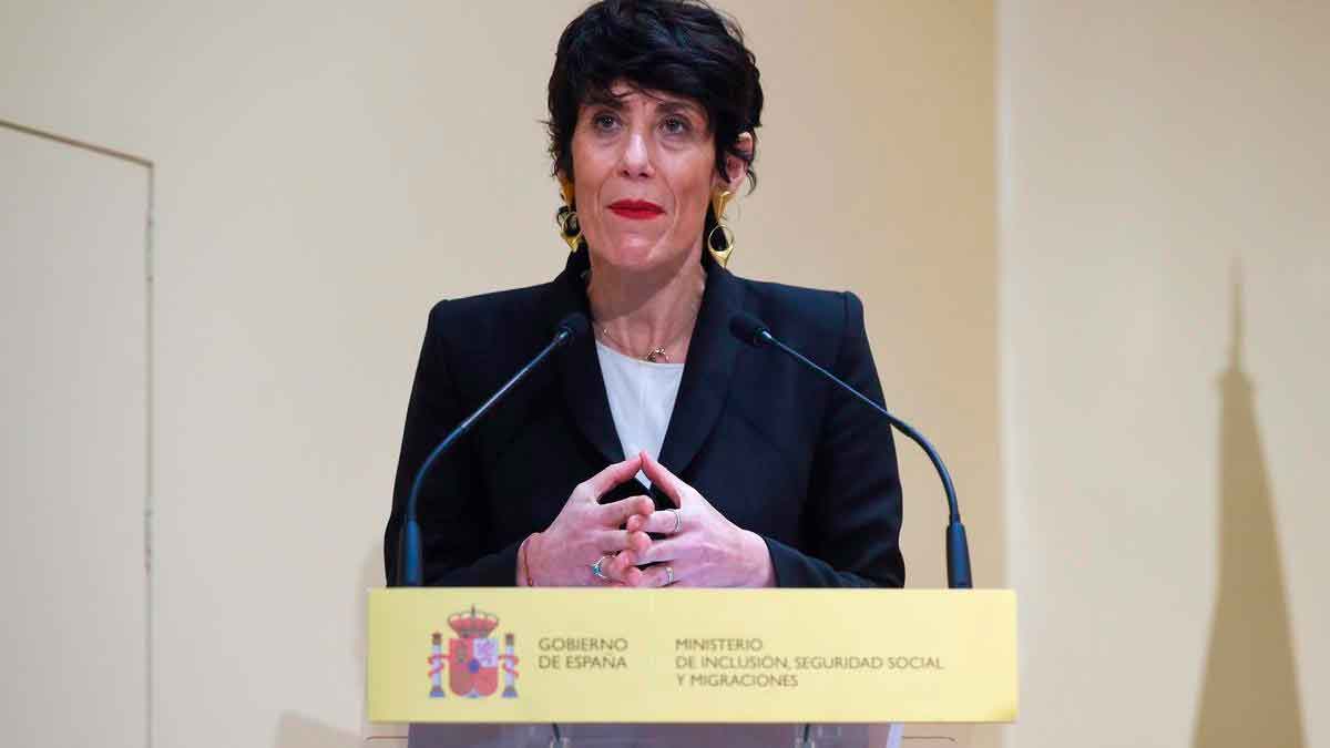 Asesora del SEPE explicando en rueda de prensa las trabas de los autónomos para acceder al subsidio para mayores de 52 años