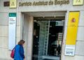 Entrada a una oficina del SEPE y del Servicio Andaluz de Empleo donde los ciudadanos gestionan ayudas como el paro