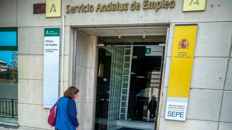 Entrada a una oficina del SEPE y del Servicio Andaluz de Empleo donde los ciudadanos gestionan ayudas como el paro