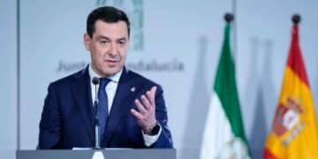 Presidente de la Junta de Andalucía anunciando la Renta Mínima de Inserción Social RMISA 2025