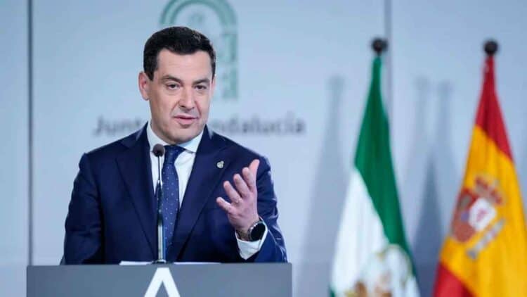 Presidente de la Junta de Andalucía anunciando la Renta Mínima de Inserción Social RMISA 2025
