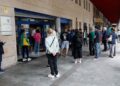 Contribuyentes hacen cola ante una oficina de la Agencia Tributaria para aclarar su declaración de la renta tras detectar suplantación de identidad en juegos online