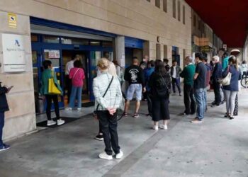 Contribuyentes hacen cola ante una oficina de la Agencia Tributaria para aclarar su declaración de la renta tras detectar suplantación de identidad en juegos online
