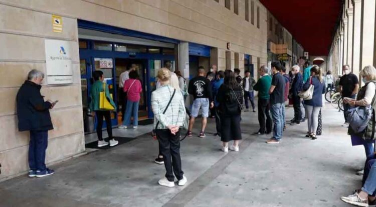 Contribuyentes hacen cola ante una oficina de la Agencia Tributaria para aclarar su declaración de la renta tras detectar suplantación de identidad en juegos online