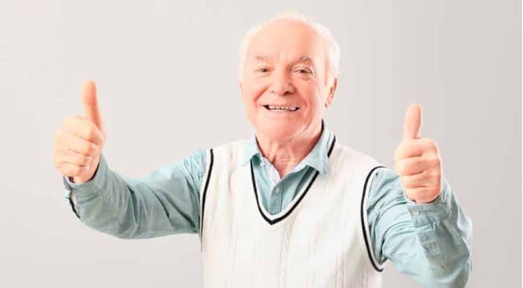 Hombre mayor sonriente con los pulgares en alto, simboliza la transición del subsidio para mayores de 52 años del SEPE a la jubilación ordinaria