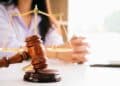 Mazo judicial y balanza ilustran la Ley de Segunda Oportunidad que libera deudas a una familia andaluza