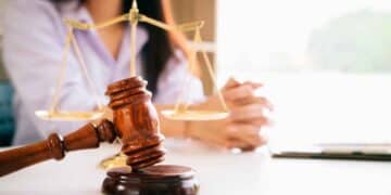 Mazo judicial y balanza ilustran la Ley de Segunda Oportunidad que libera deudas a una familia andaluza