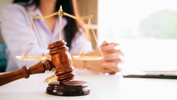 Mazo judicial y balanza ilustran la Ley de Segunda Oportunidad que libera deudas a una familia andaluza