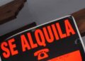 Cartel de “Se alquila” que ilustra la sentencia del Supremo sobre gastos de comunidad e IBI a cargo del inquilino