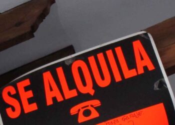 Cartel de “Se alquila” que ilustra la sentencia del Supremo sobre gastos de comunidad e IBI a cargo del inquilino