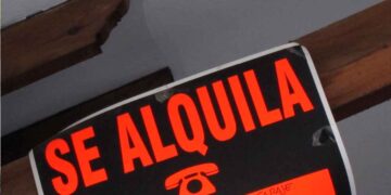 Cartel de “Se alquila” que ilustra la sentencia del Supremo sobre gastos de comunidad e IBI a cargo del inquilino