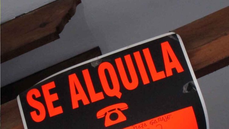 Cartel de “Se alquila” que ilustra la sentencia del Supremo sobre gastos de comunidad e IBI a cargo del inquilino