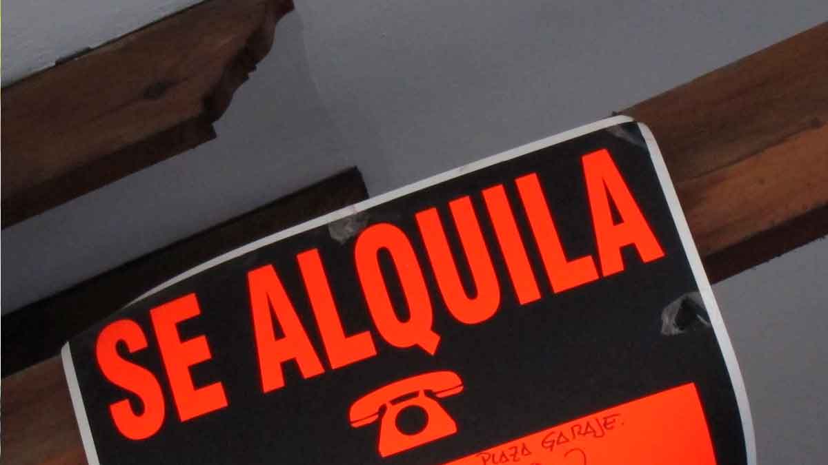 Cartel de “Se alquila” que ilustra la sentencia del Supremo sobre gastos de comunidad e IBI a cargo del inquilino