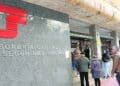 Pensionistas hacen fila en la Tesorería General de la Seguridad Social, trámites clave ante el posible recorte de pensiones por ingresos en 2025