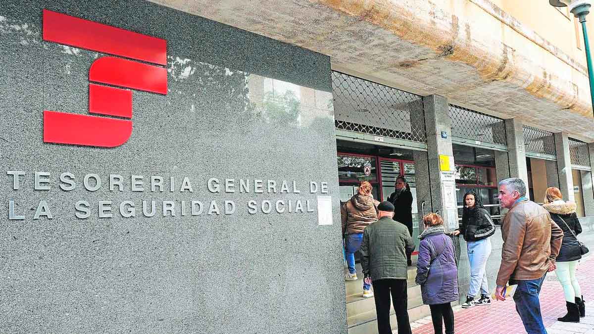 Pensionistas hacen fila en la Tesorería General de la Seguridad Social, trámites clave ante el posible recorte de pensiones por ingresos en 2025