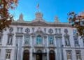 Fachada principal del Tribunal Supremo de España en Madrid, con la bandera ondeando
