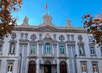 Fachada principal del Tribunal Supremo de España en Madrid, con la bandera ondeando