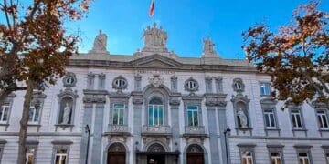 Fachada principal del Tribunal Supremo de España en Madrid, con la bandera ondeando