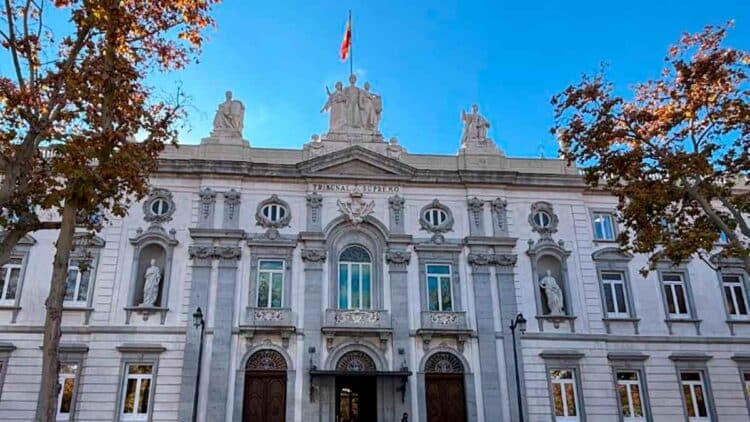 Fachada principal del Tribunal Supremo de España en Madrid, con la bandera ondeando
