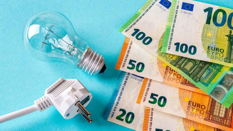 Bombilla, enchufe y billetes de euro sobre fondo azul que ilustran el ahorro en la factura gracias a tarifas eléctricas baratas ocultas