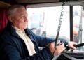 Conductor profesional senior al volante de su camión, imagen que simboliza el ultimátum de CCOO al Gobierno por la jubilación anticipada