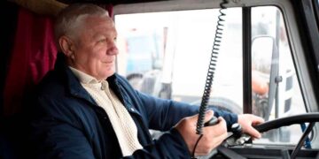 Conductor profesional senior al volante de su camión, imagen que simboliza el ultimátum de CCOO al Gobierno por la jubilación anticipada