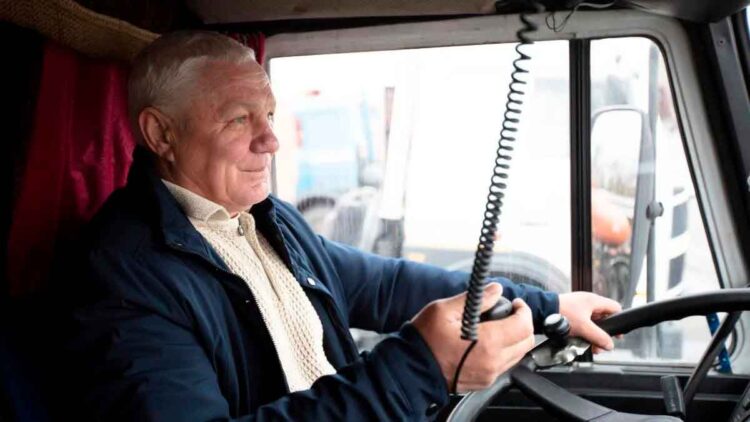 Conductor profesional senior al volante de su camión, imagen que simboliza el ultimátum de CCOO al Gobierno por la jubilación anticipada