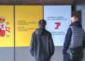 Dos personas frente a una oficina de la Seguridad Social en España para consultar sobre el complemento a mínimos en 2025