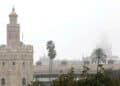 Torre del Oro y la Giralda de Sevilla bajo densa niebla durante el episodio de viento y lluvia del 6 de mayo de 2025 en Andalucía