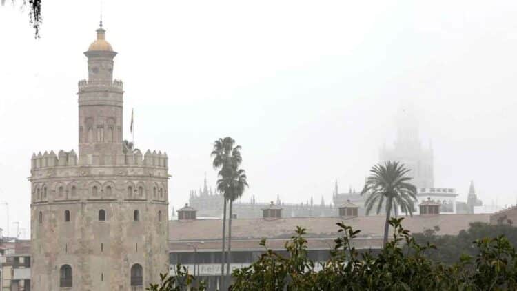 Torre del Oro y la Giralda de Sevilla bajo densa niebla durante el episodio de viento y lluvia del 6 de mayo de 2025 en Andalucía