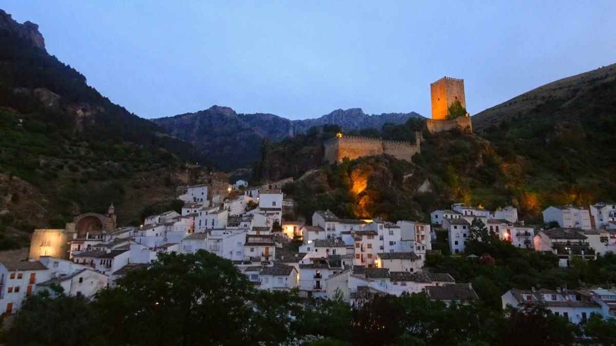 Vista nocturna de Cazorla y el Castillo de la Yedra iluminado, uno de los pueblos andaluces más frescos para el verano.