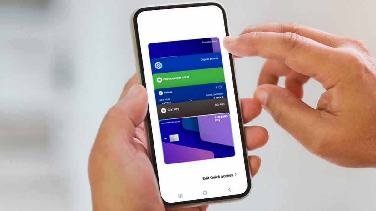 Mano sosteniendo móvil Galaxy con Samsung Wallet abierto, usando la función ‘Toca para transferir’ para enviar dinero al instante sin Bizum