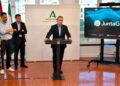 El consejero de la Junta de Andalucía, Antonio Sanz, presenta JuntaGPT junto a pantalla con el logo durante rueda de prensa