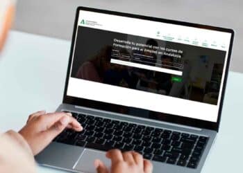 Nueva web de FP para el Empleo en Andalucía en la pantalla de un portátil, con buscador de cursos