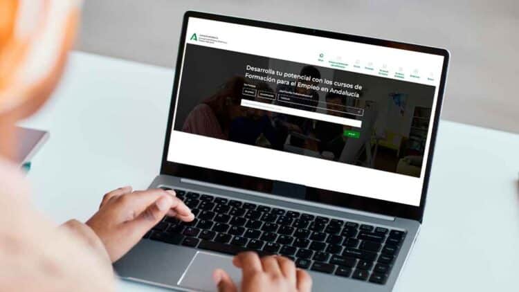 Nueva web de FP para el Empleo en Andalucía en la pantalla de un portátil, con buscador de cursos